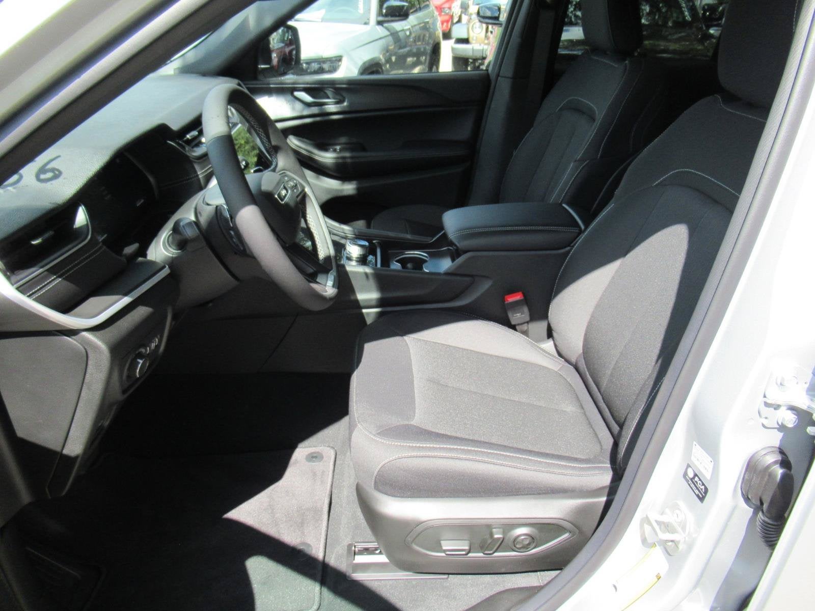 2026 Jeep Grand Cherokee GRAND CHEROKEE LAREDO 4X2