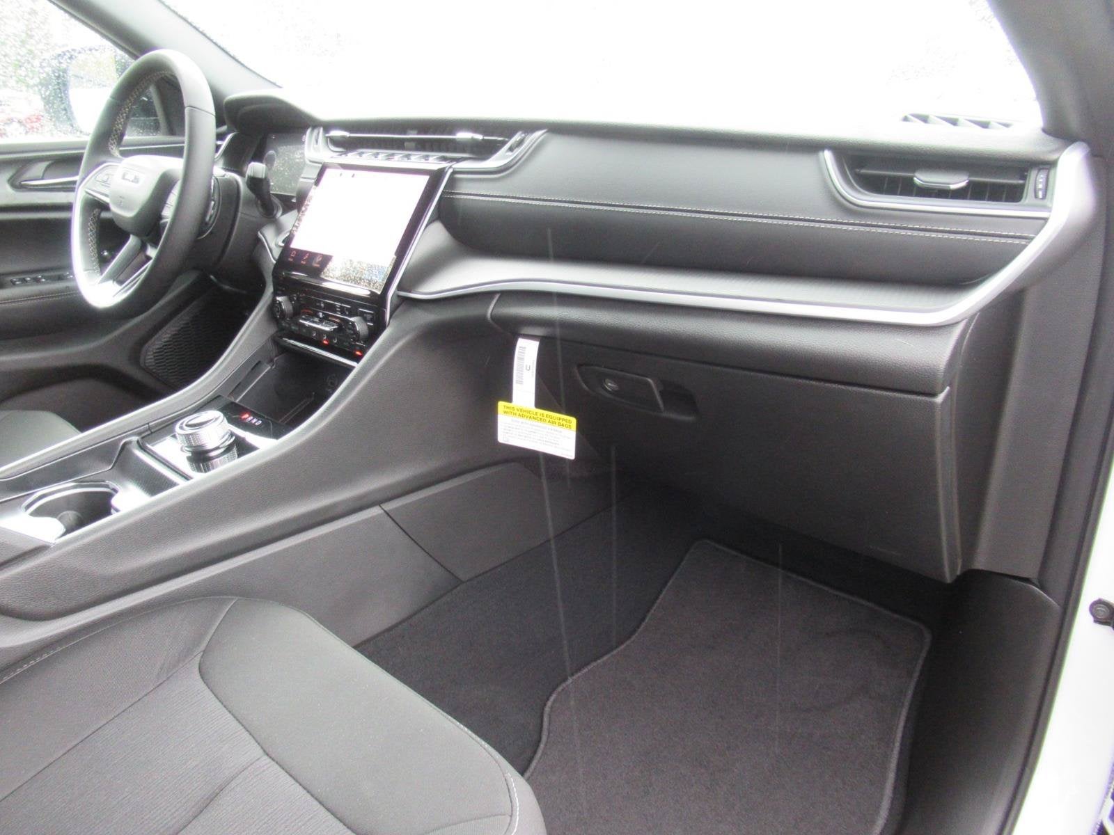 2027 Jeep Grand Cherokee GRAND CHEROKEE LAREDO X 4X2