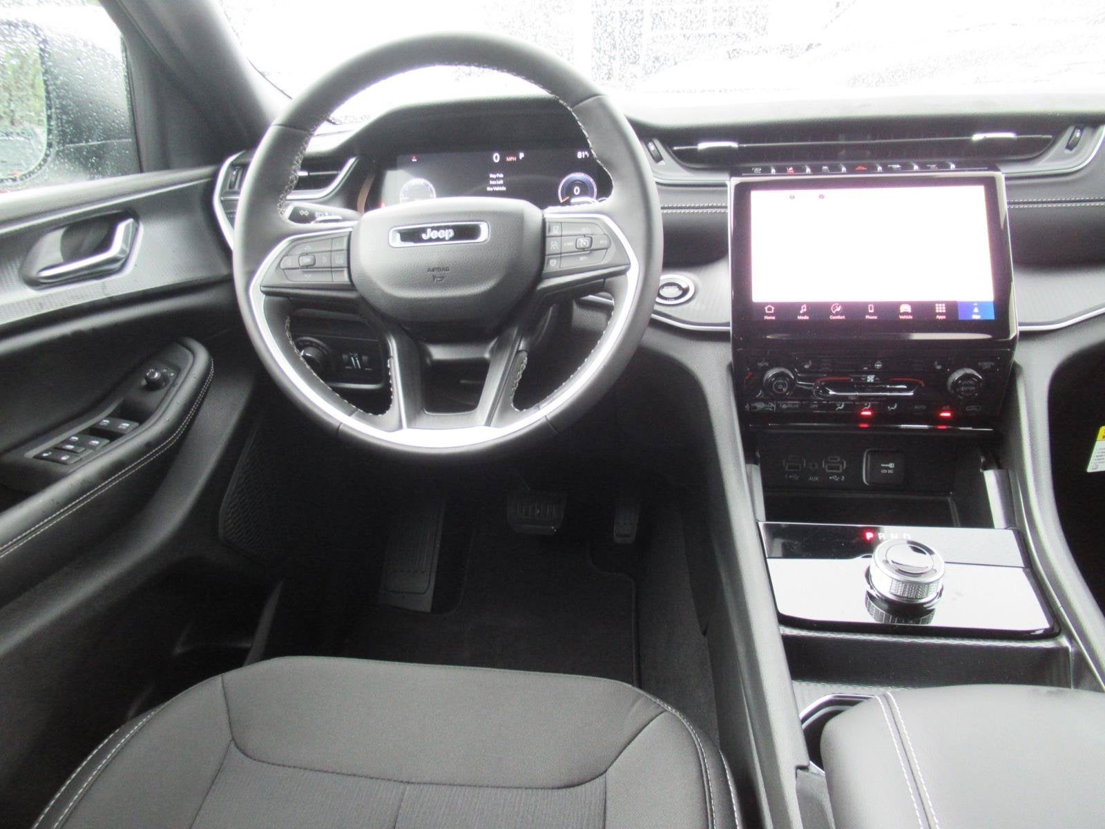2027 Jeep Grand Cherokee GRAND CHEROKEE LAREDO X 4X2