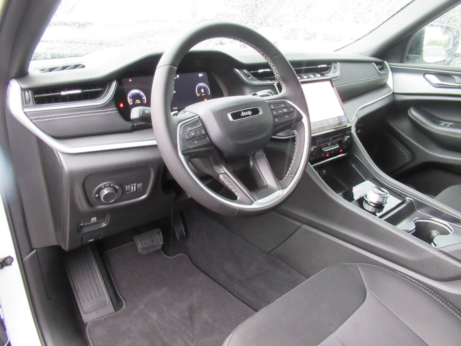 2027 Jeep Grand Cherokee GRAND CHEROKEE LAREDO X 4X2
