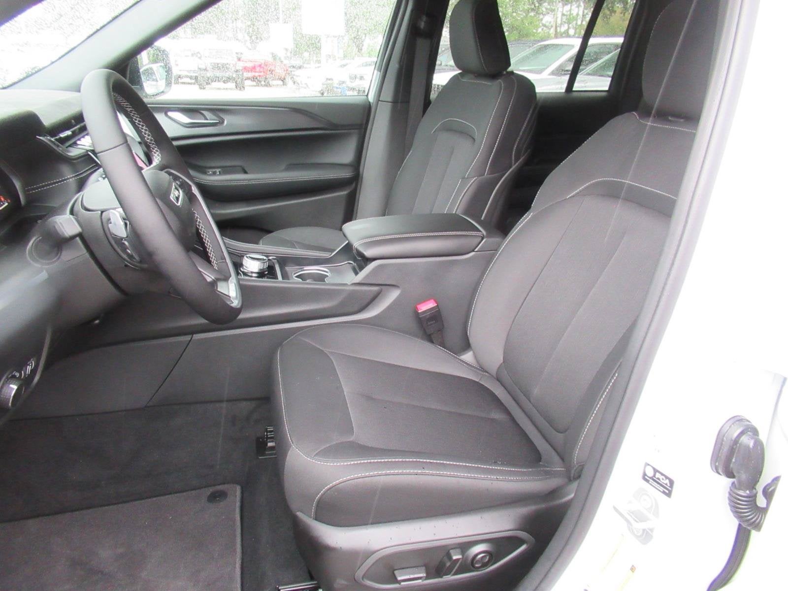 2027 Jeep Grand Cherokee GRAND CHEROKEE LAREDO X 4X2