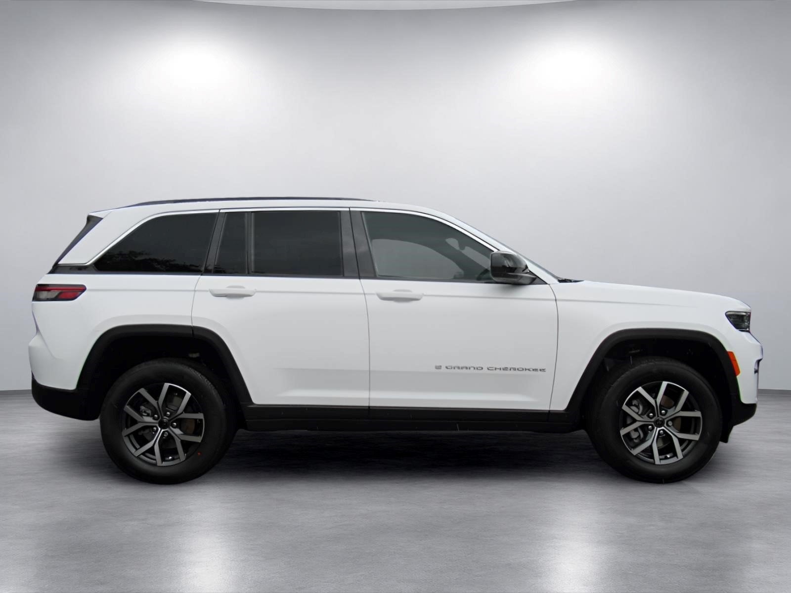 2027 Jeep Grand Cherokee GRAND CHEROKEE LAREDO X 4X2