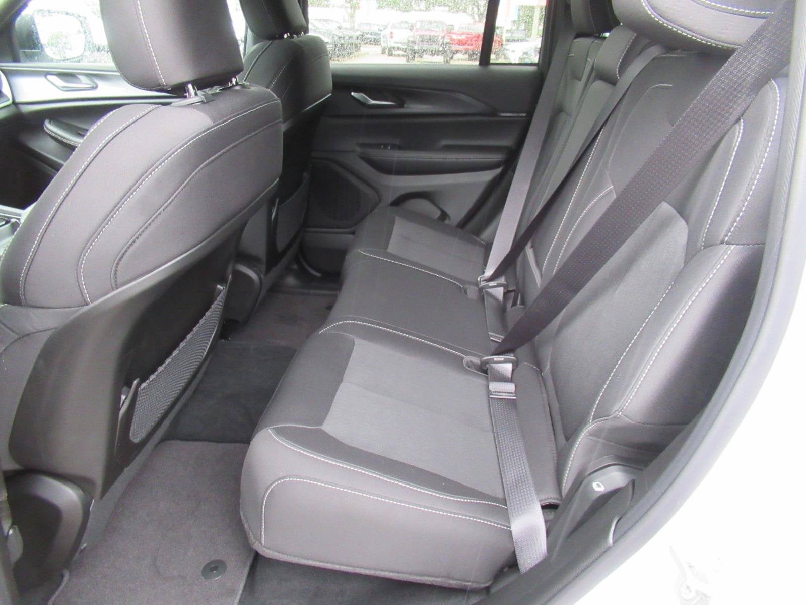 2027 Jeep Grand Cherokee GRAND CHEROKEE LAREDO X 4X2