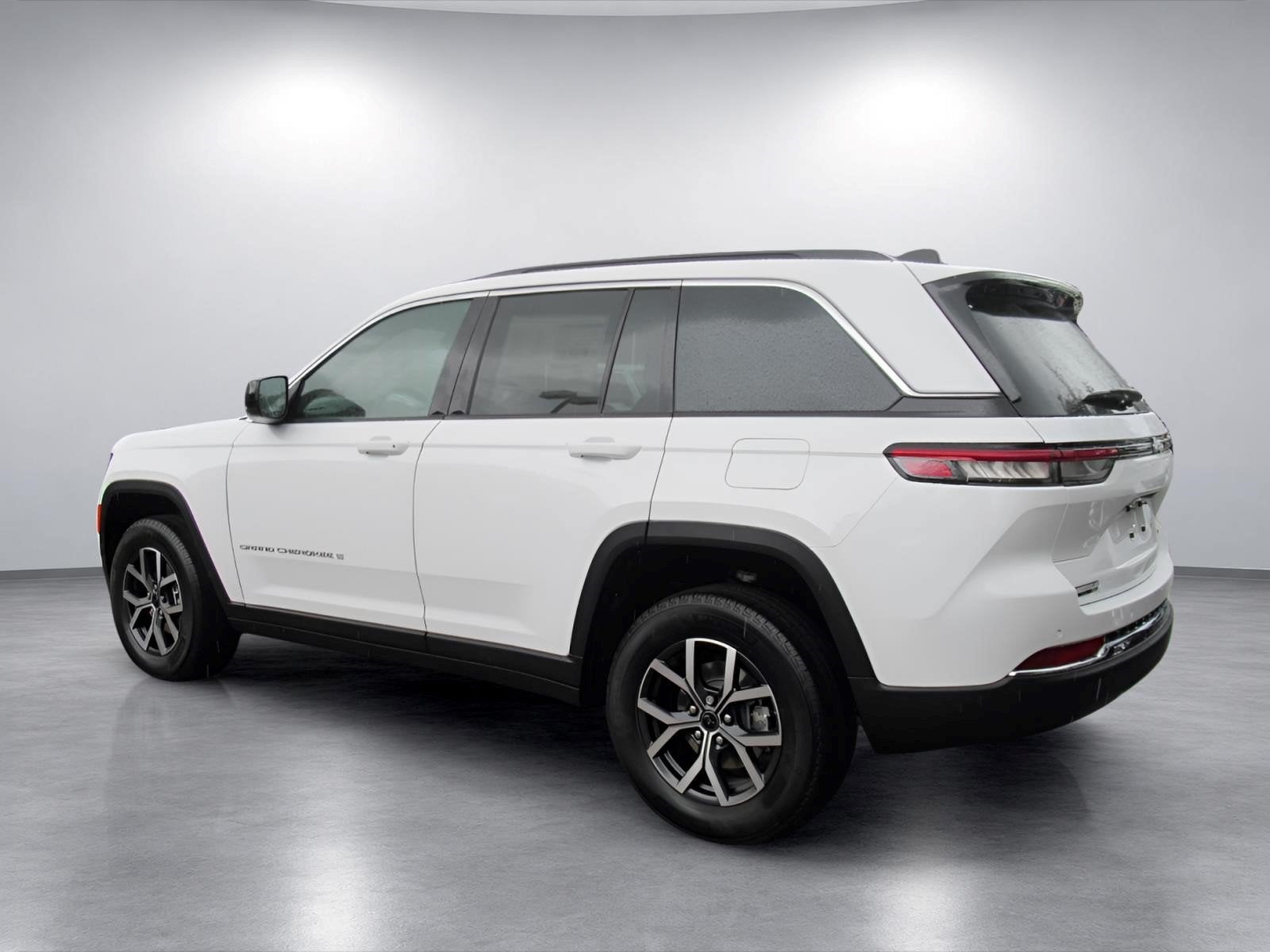 2027 Jeep Grand Cherokee GRAND CHEROKEE LAREDO X 4X2