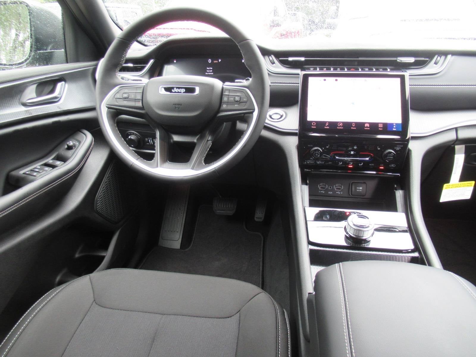 2027 Jeep Grand Cherokee GRAND CHEROKEE LAREDO X 4X4