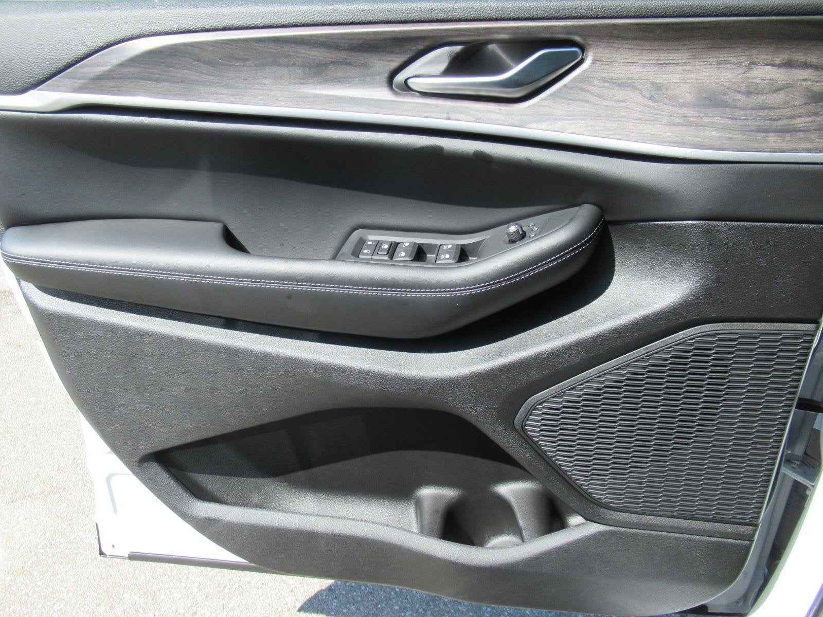 2027 Jeep Grand Cherokee GRAND CHEROKEE L LAREDO ALTITUDE 4X2