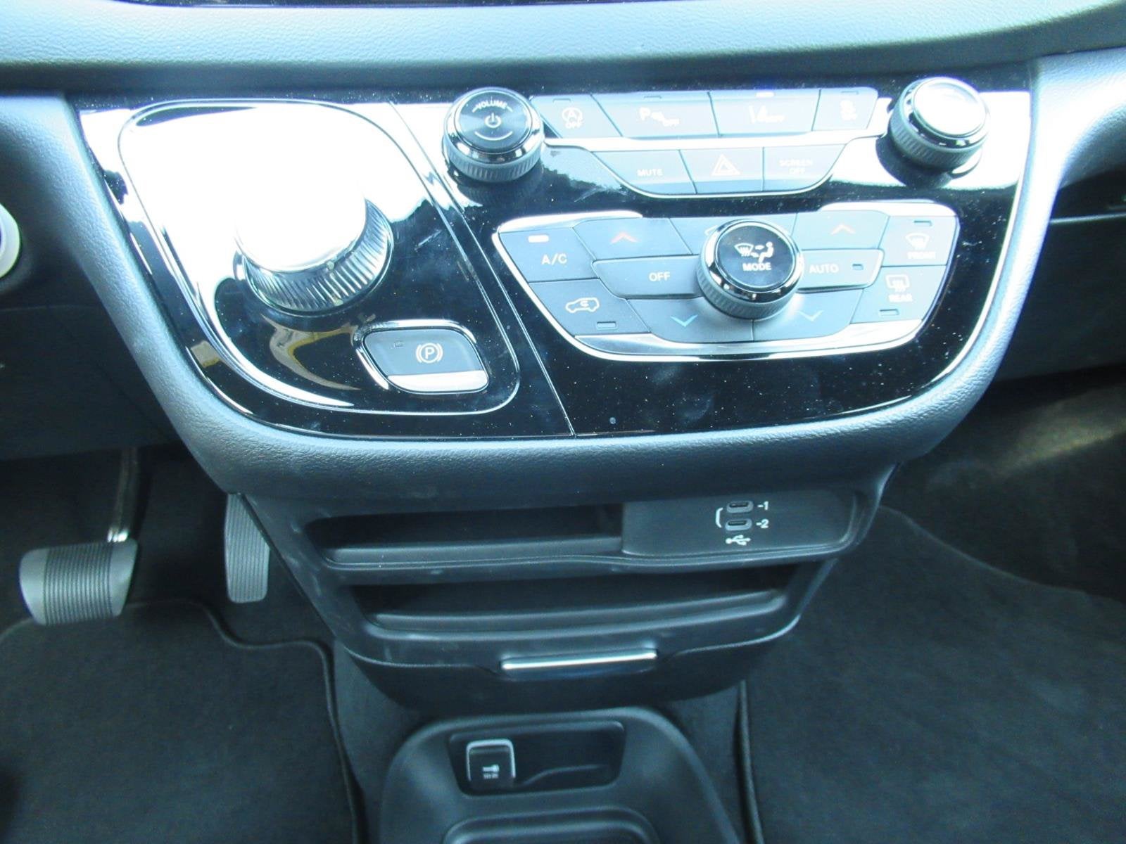 2026 Chrysler Voyager VOYAGER LX