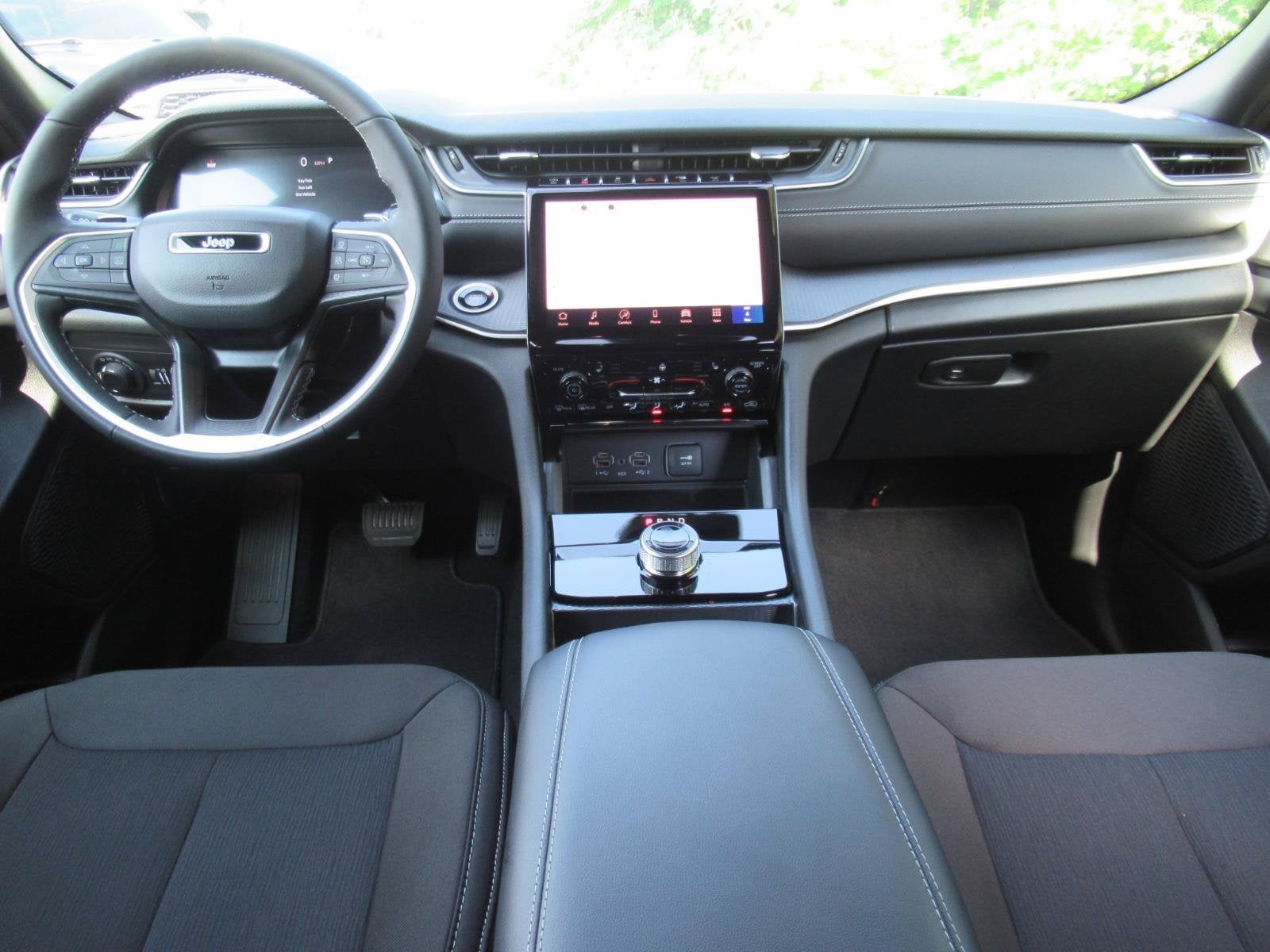 2027 Jeep Grand Cherokee GRAND CHEROKEE LAREDO X 4X2