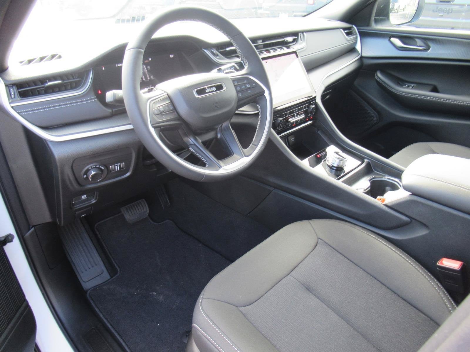 2027 Jeep Grand Cherokee GRAND CHEROKEE LAREDO X 4X2