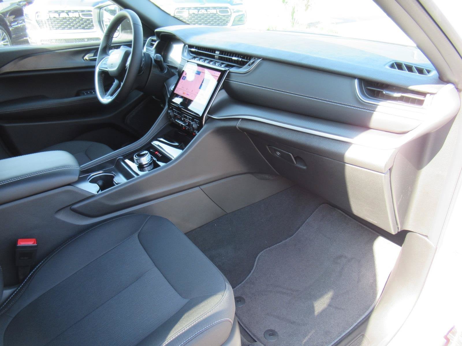 2027 Jeep Grand Cherokee GRAND CHEROKEE LAREDO X 4X2