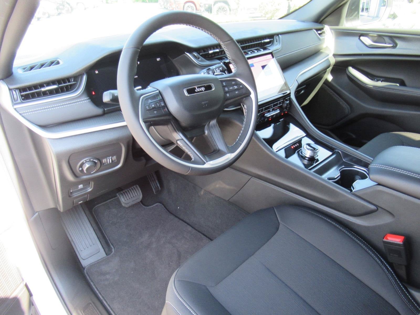 2027 Jeep Grand Cherokee GRAND CHEROKEE LAREDO X 4X2