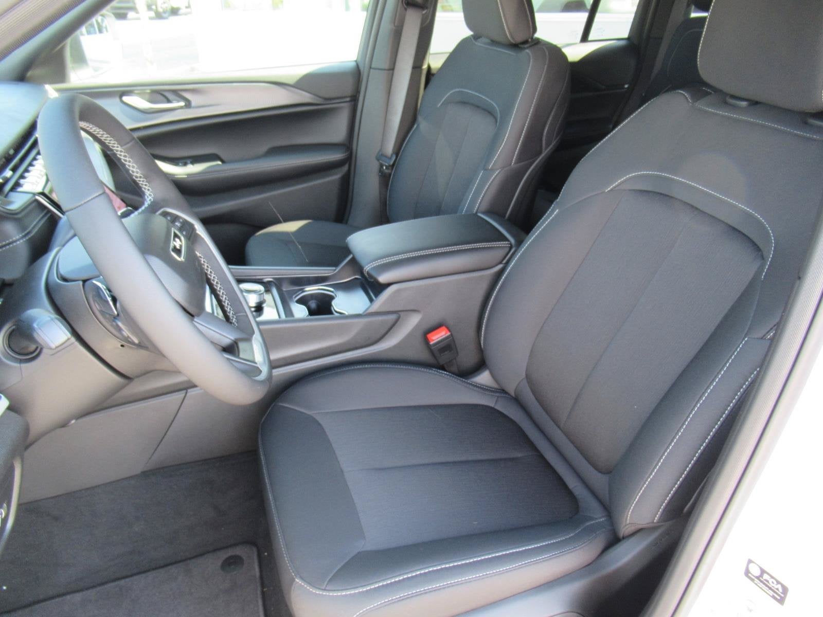 2027 Jeep Grand Cherokee GRAND CHEROKEE LAREDO X 4X2