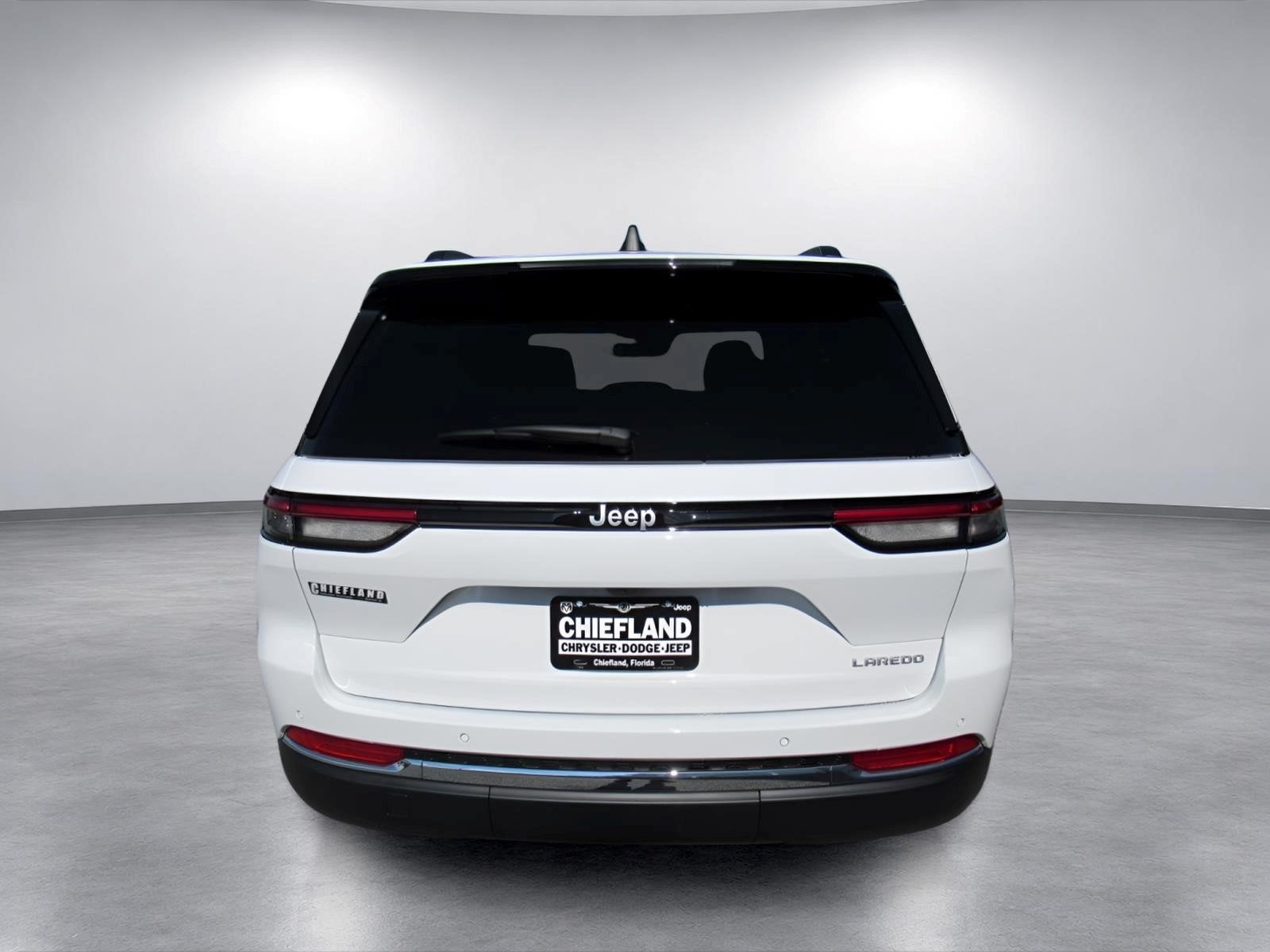 2027 Jeep Grand Cherokee GRAND CHEROKEE LAREDO X 4X2