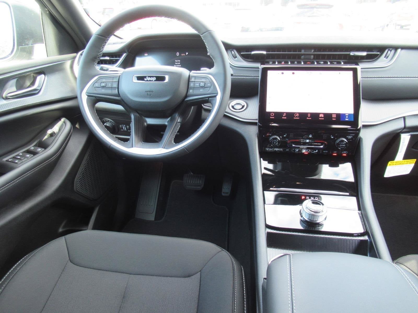 2027 Jeep Grand Cherokee GRAND CHEROKEE LAREDO X 4X2