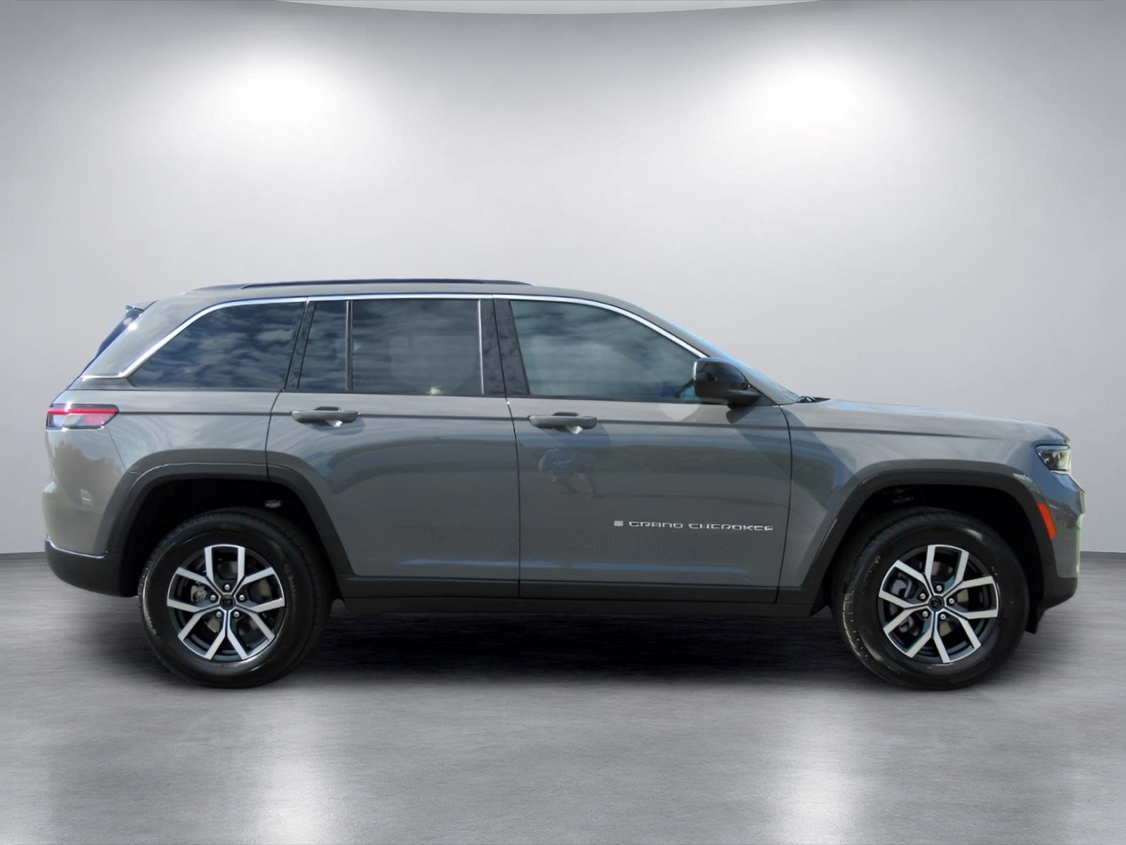 2027 Jeep Grand Cherokee GRAND CHEROKEE LAREDO X 4X2