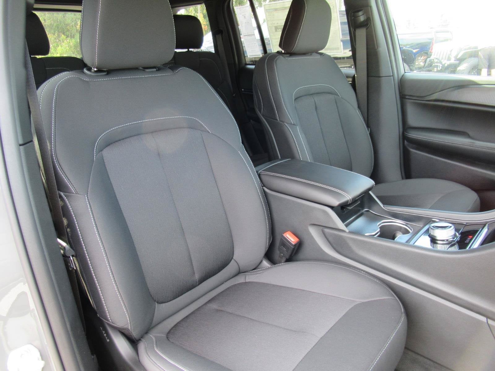 2027 Jeep Grand Cherokee GRAND CHEROKEE LAREDO X 4X2