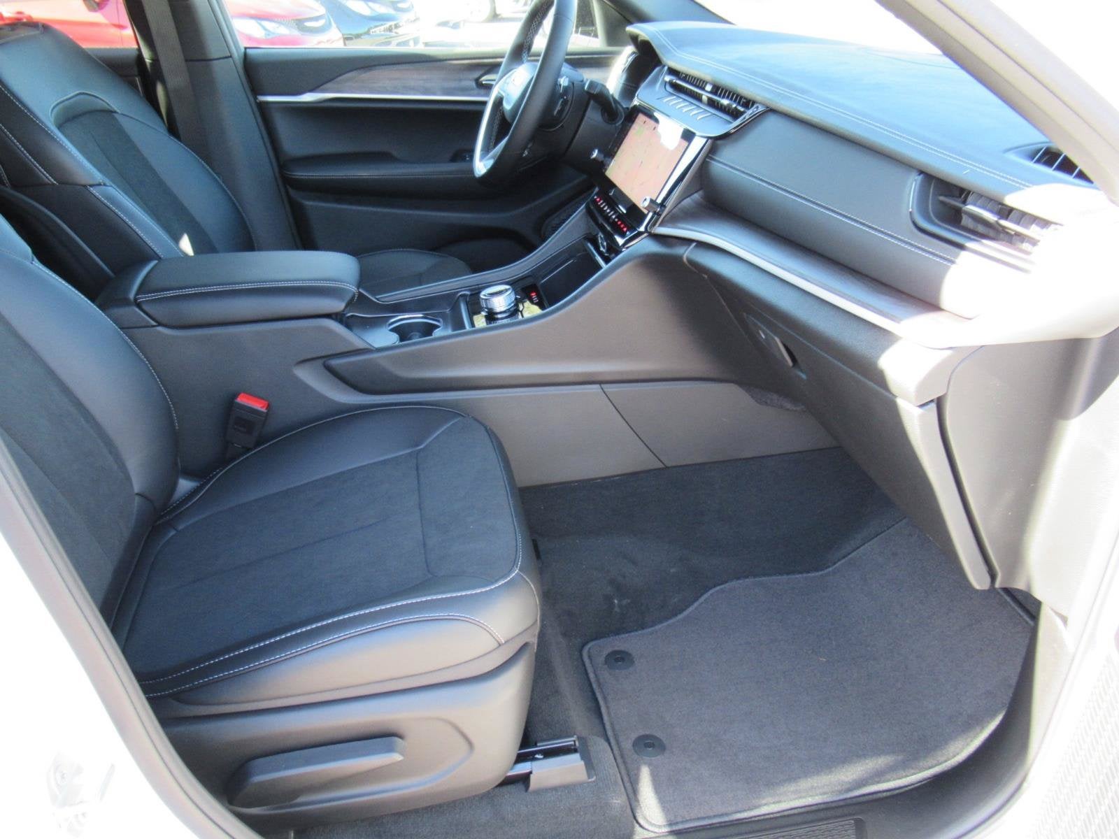 2027 Jeep Grand Cherokee GRAND CHEROKEE LAREDO ALTITUDE 4X2