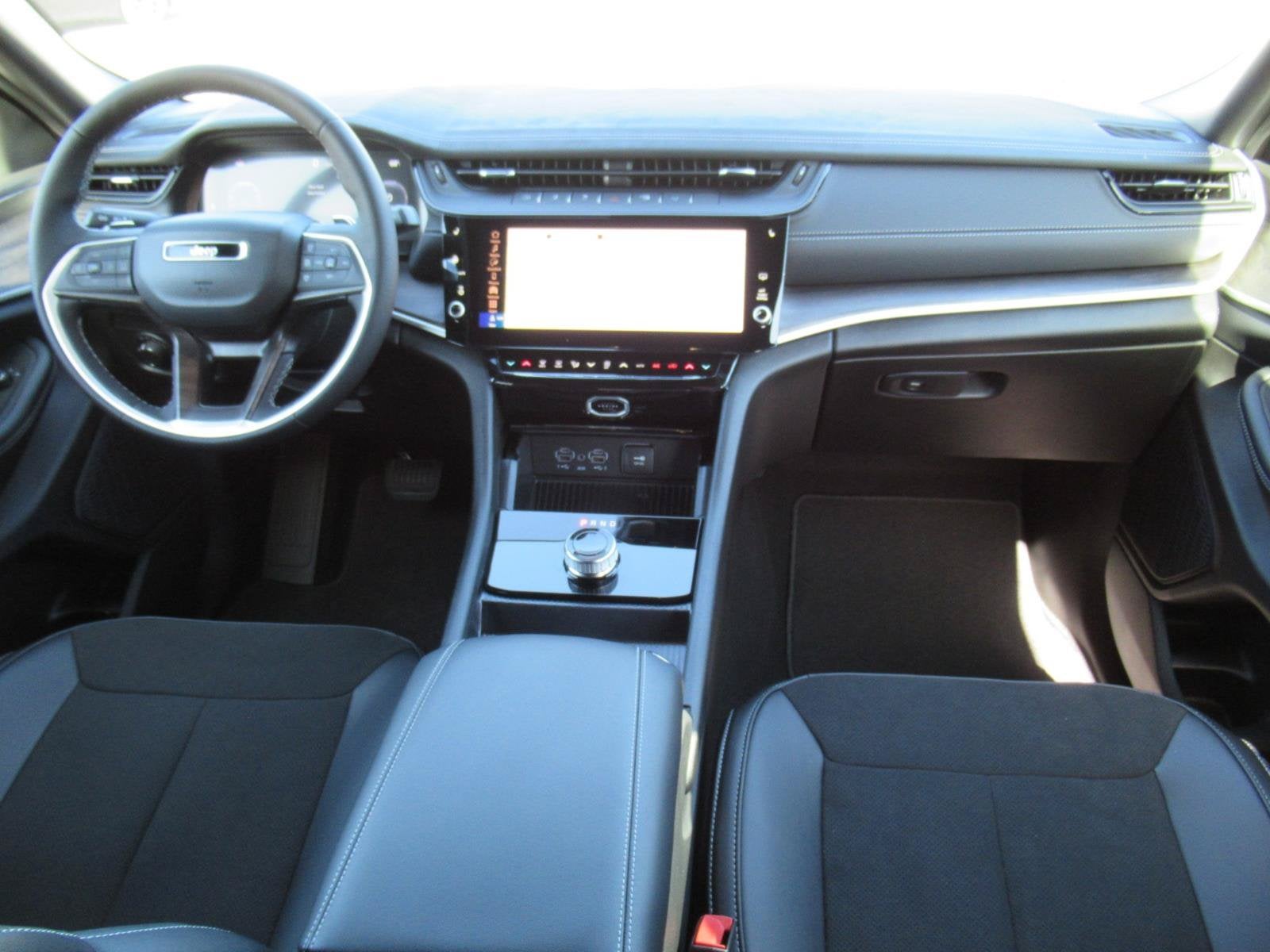 2027 Jeep Grand Cherokee GRAND CHEROKEE LAREDO ALTITUDE 4X2