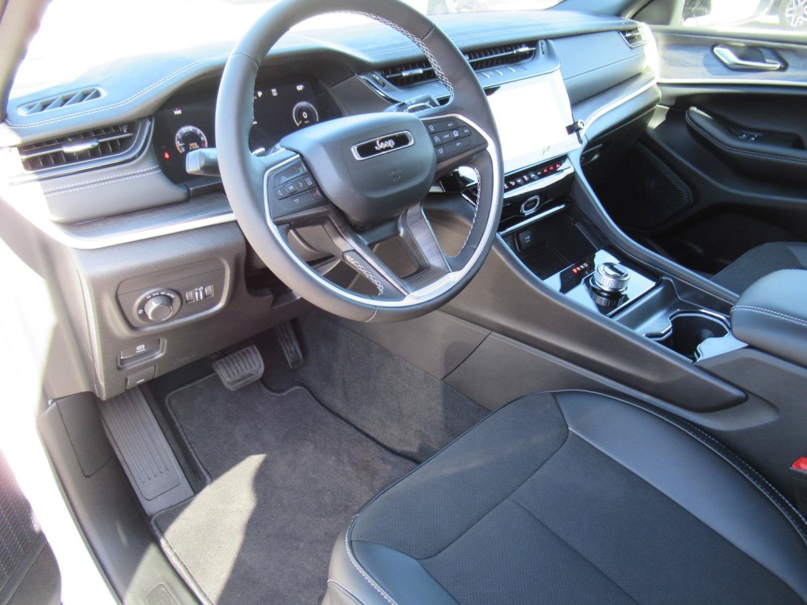 2027 Jeep Grand Cherokee GRAND CHEROKEE LAREDO ALTITUDE 4X2