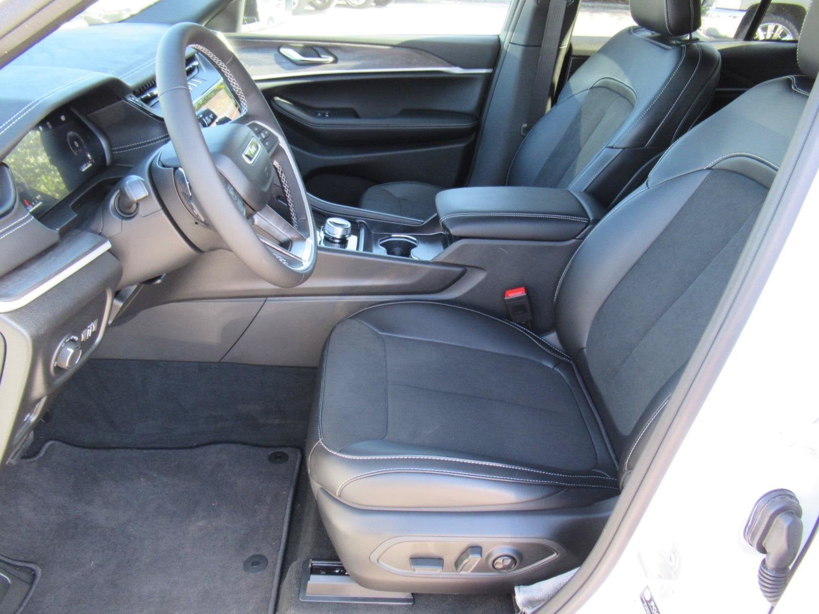 2027 Jeep Grand Cherokee GRAND CHEROKEE LAREDO ALTITUDE 4X2