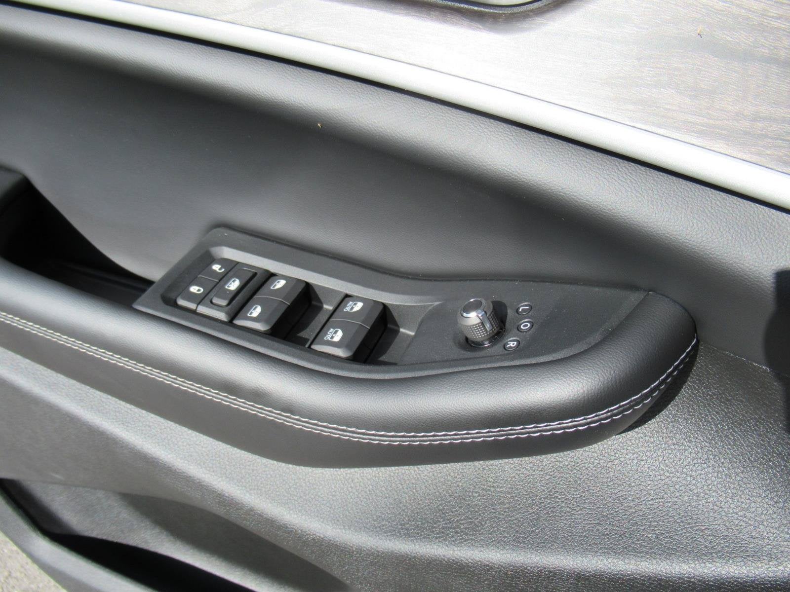 2027 Jeep Grand Cherokee GRAND CHEROKEE LAREDO ALTITUDE 4X2