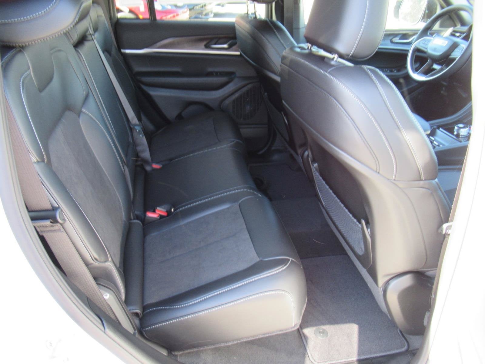 2027 Jeep Grand Cherokee GRAND CHEROKEE LAREDO ALTITUDE 4X2