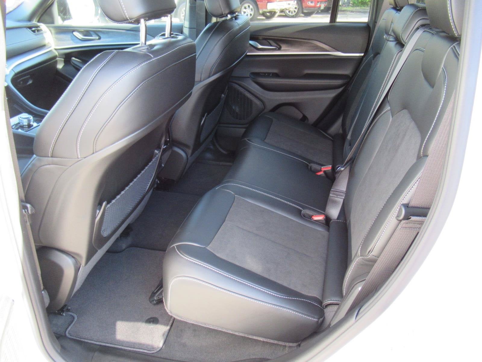 2027 Jeep Grand Cherokee GRAND CHEROKEE LAREDO ALTITUDE 4X2