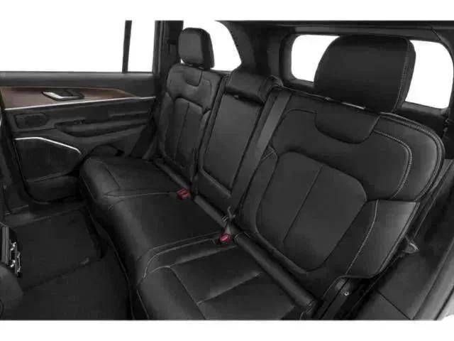 2027 Jeep Grand Cherokee GRAND CHEROKEE LAREDO ALTITUDE 4X2