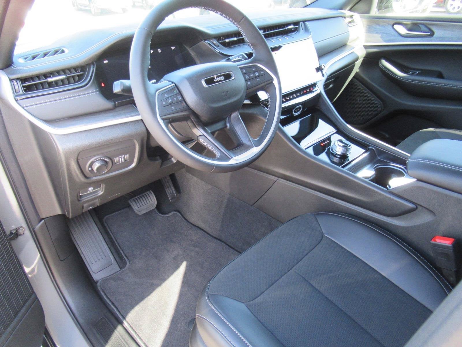 2027 Jeep Grand Cherokee GRAND CHEROKEE LAREDO ALTITUDE 4X2