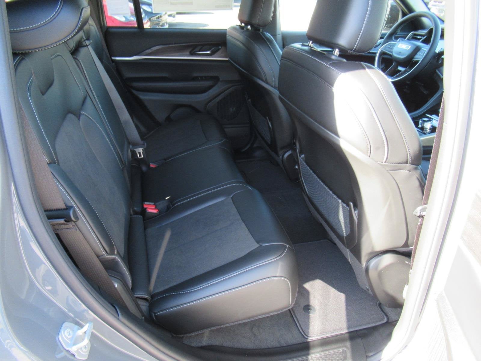 2027 Jeep Grand Cherokee GRAND CHEROKEE LAREDO ALTITUDE 4X2