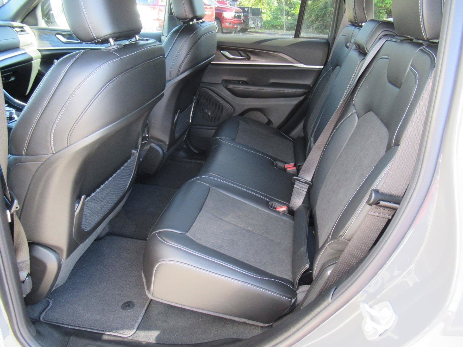 2027 Jeep Grand Cherokee GRAND CHEROKEE LAREDO ALTITUDE 4X2