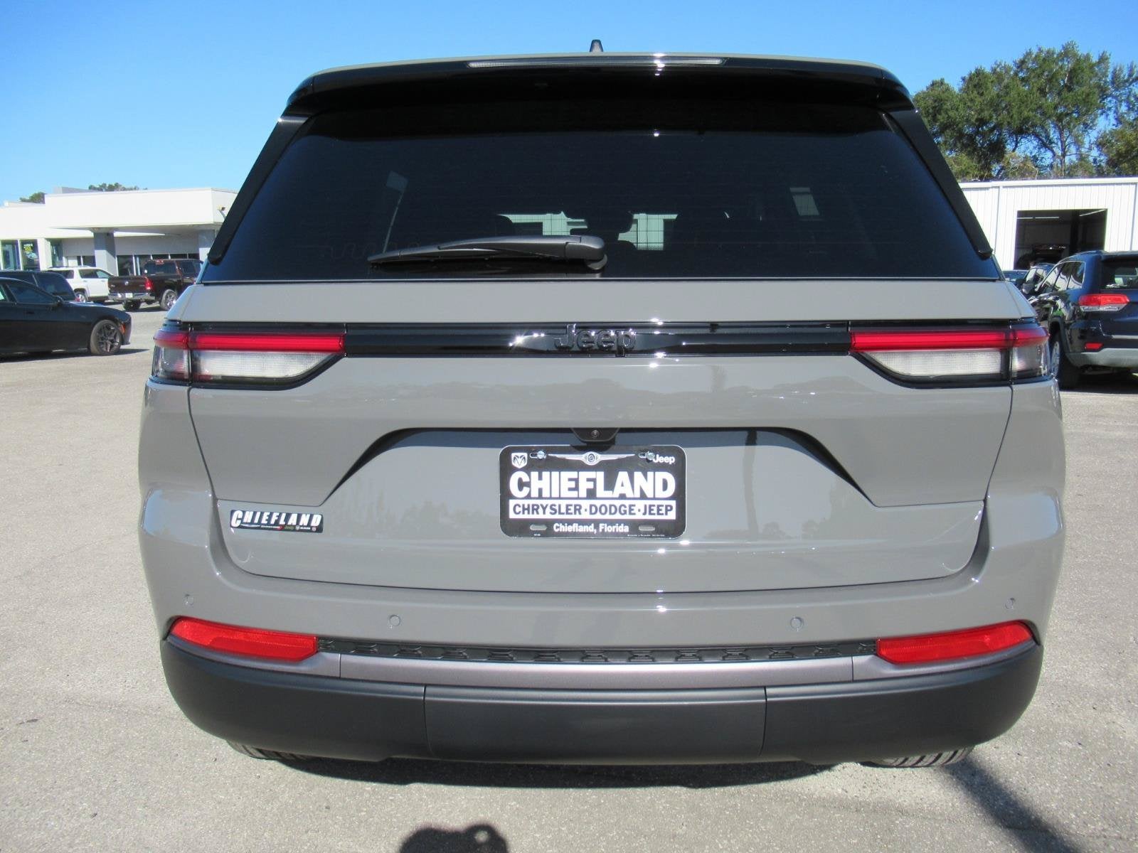 2027 Jeep Grand Cherokee GRAND CHEROKEE LAREDO ALTITUDE 4X2