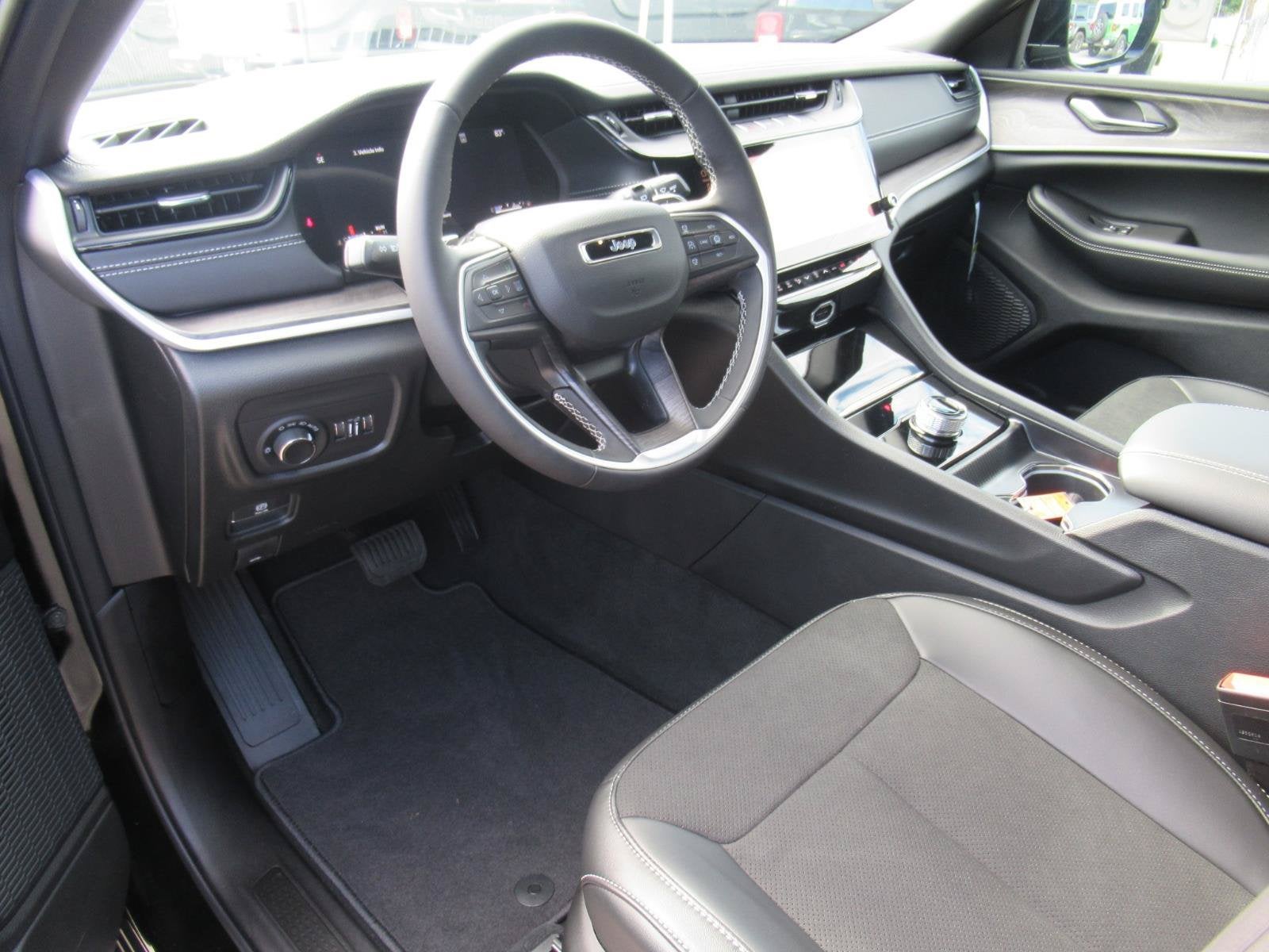 2027 Jeep Grand Cherokee GRAND CHEROKEE L LAREDO ALTITUDE 4X2