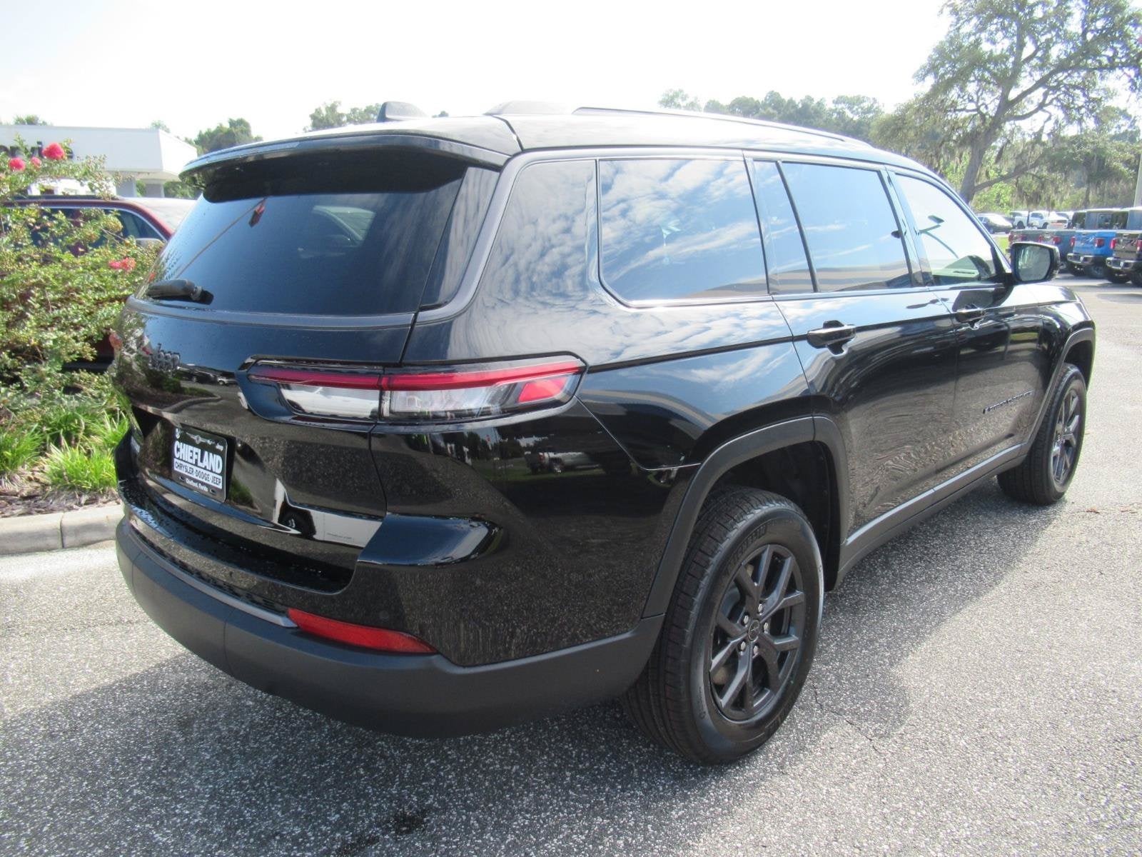 2027 Jeep Grand Cherokee GRAND CHEROKEE L LAREDO ALTITUDE 4X2