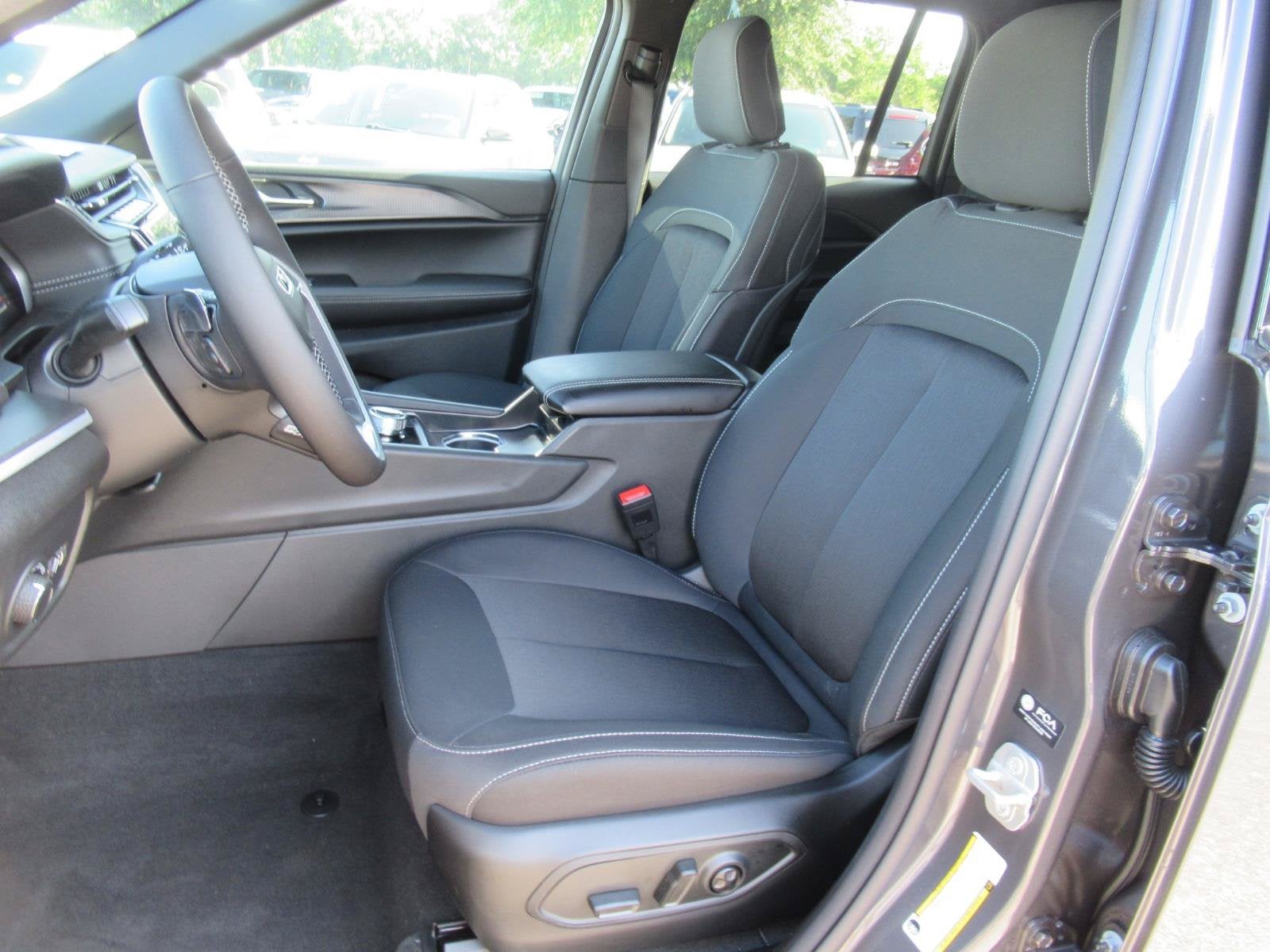 2026 Jeep Grand Cherokee GRAND CHEROKEE LAREDO X 4X2