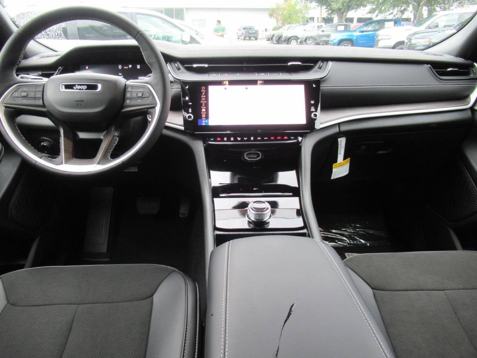 2027 Jeep Grand Cherokee GRAND CHEROKEE LAREDO ALTITUDE 4X2