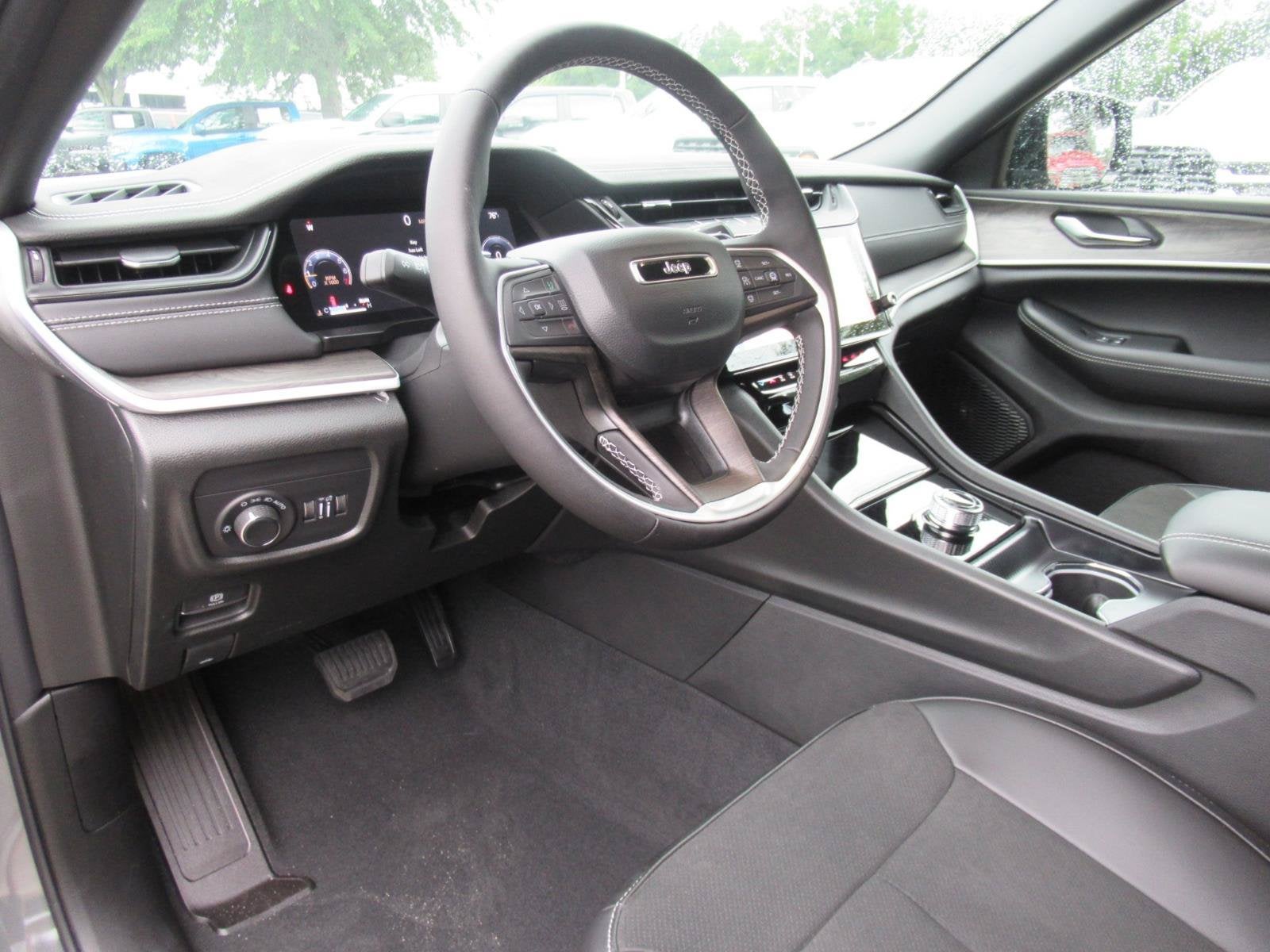 2027 Jeep Grand Cherokee GRAND CHEROKEE LAREDO ALTITUDE 4X2