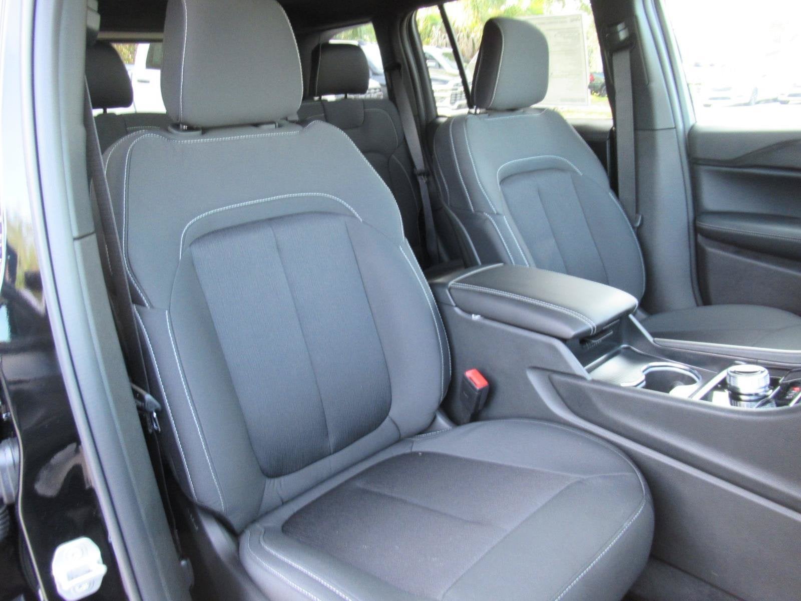 2027 Jeep Grand Cherokee GRAND CHEROKEE LAREDO X 4X4