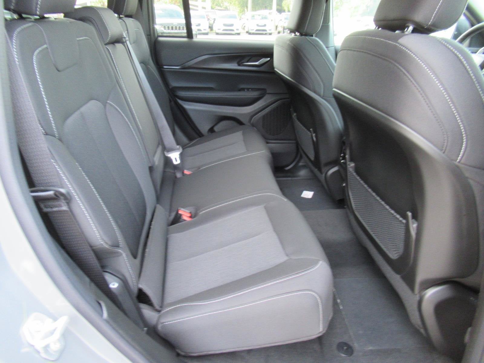 2027 Jeep Grand Cherokee GRAND CHEROKEE LAREDO X 4X4