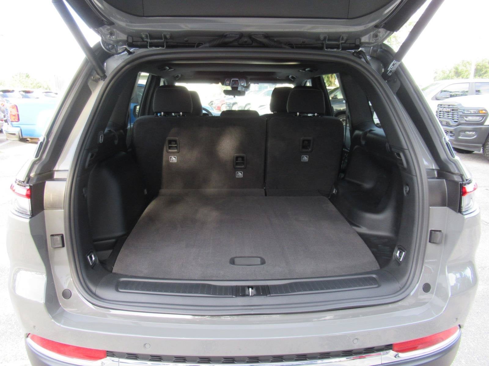 2027 Jeep Grand Cherokee GRAND CHEROKEE LAREDO X 4X4