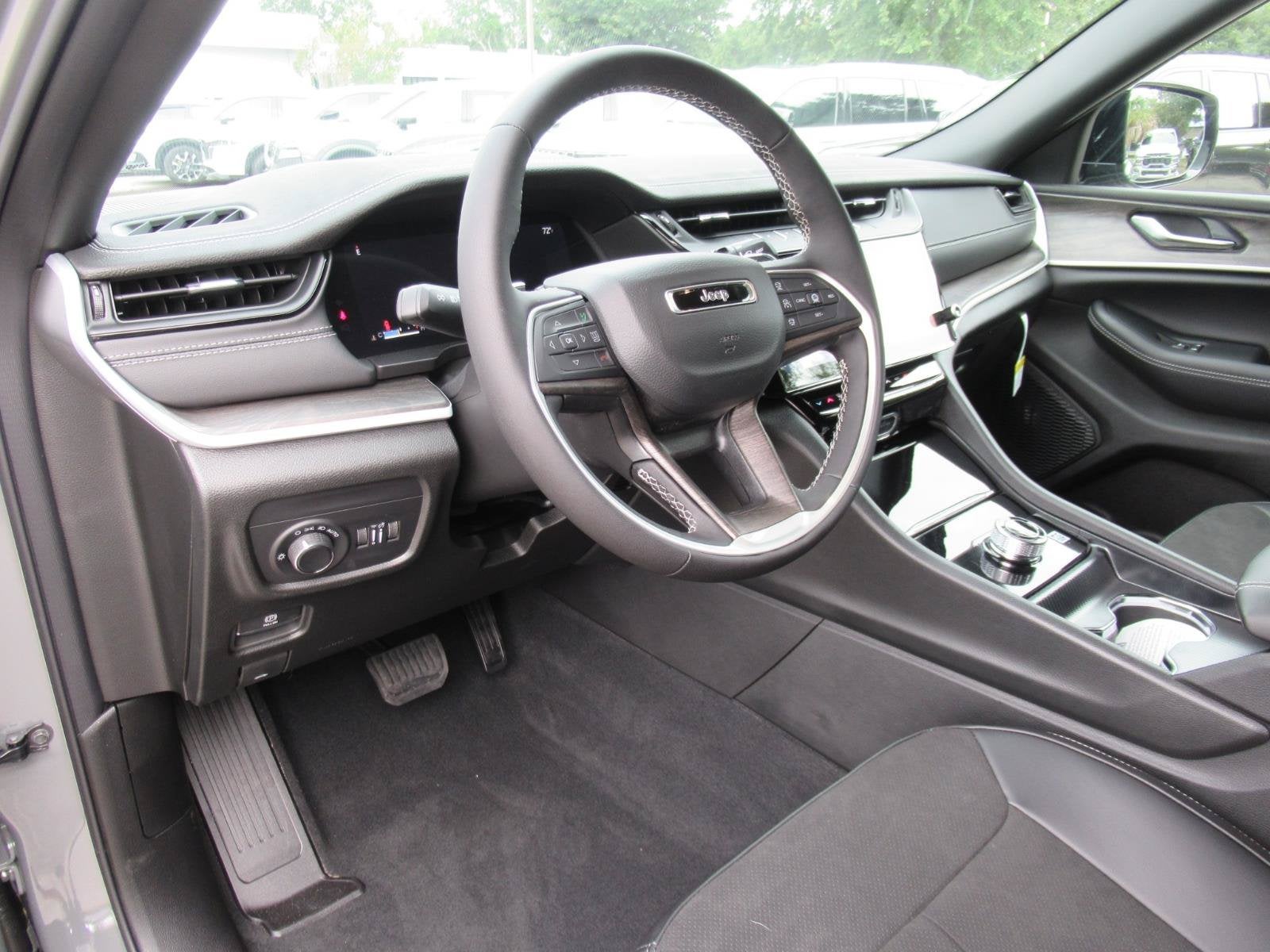 2027 Jeep Grand Cherokee GRAND CHEROKEE L LAREDO ALTITUDE 4X2