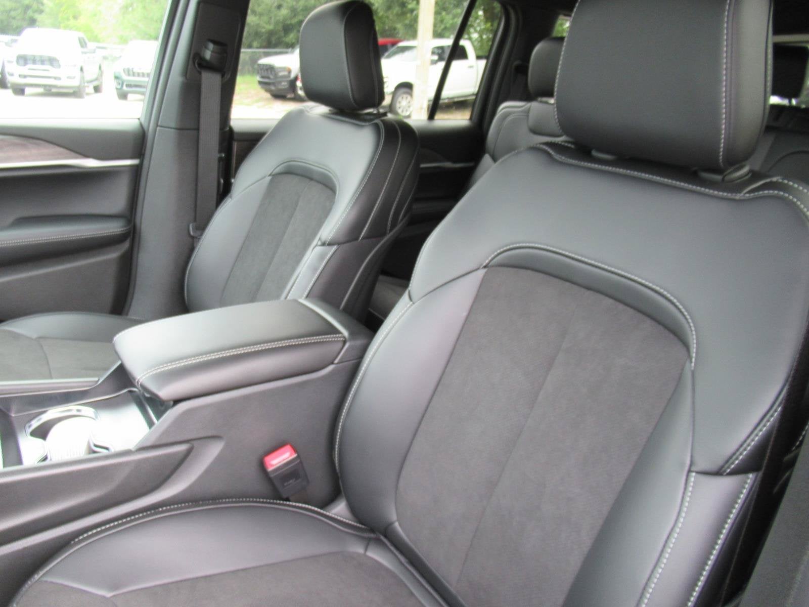 2027 Jeep Grand Cherokee GRAND CHEROKEE L LAREDO ALTITUDE 4X2