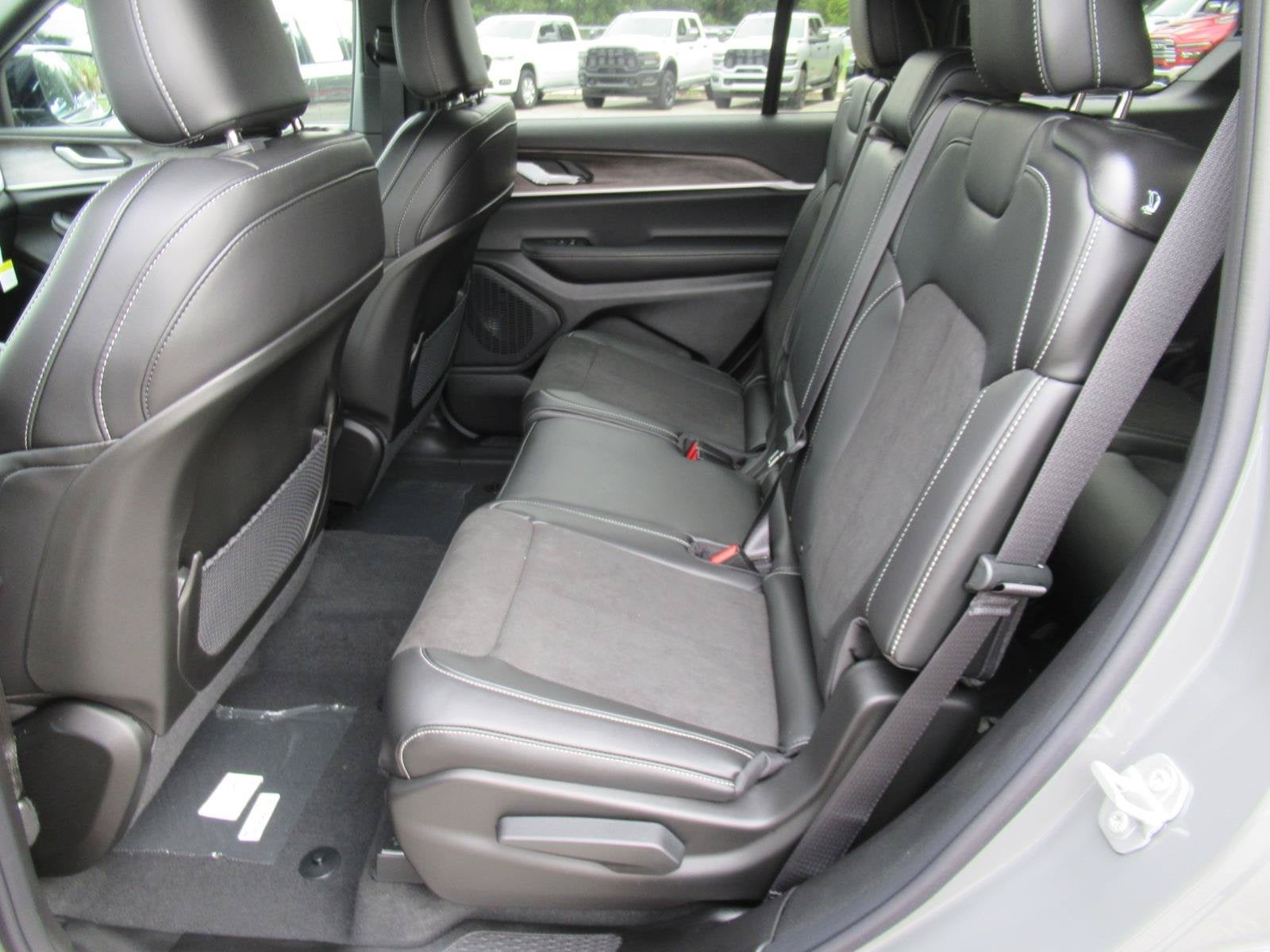 2027 Jeep Grand Cherokee GRAND CHEROKEE L LAREDO ALTITUDE 4X2